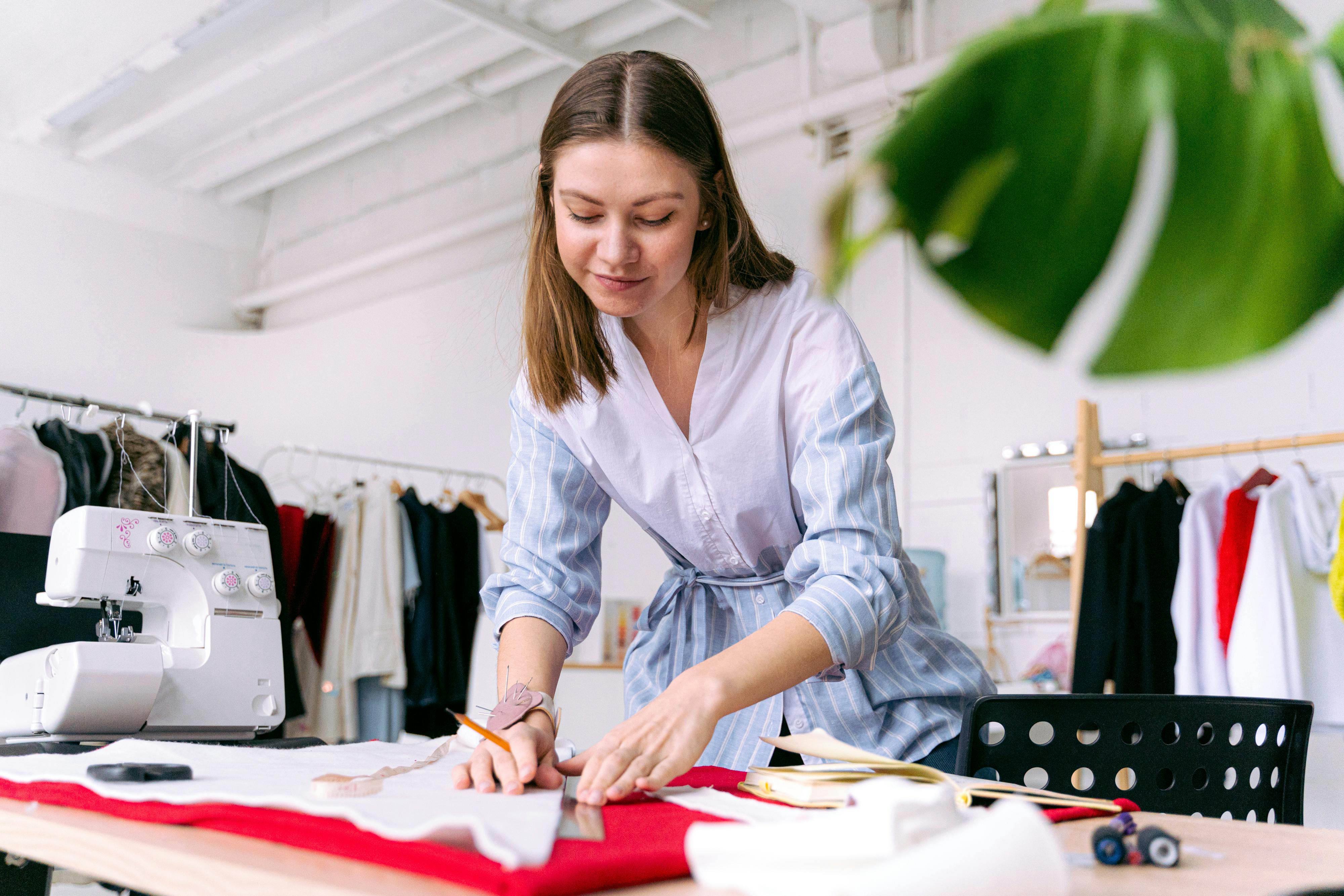 Diseñadora trabajando en taller textil