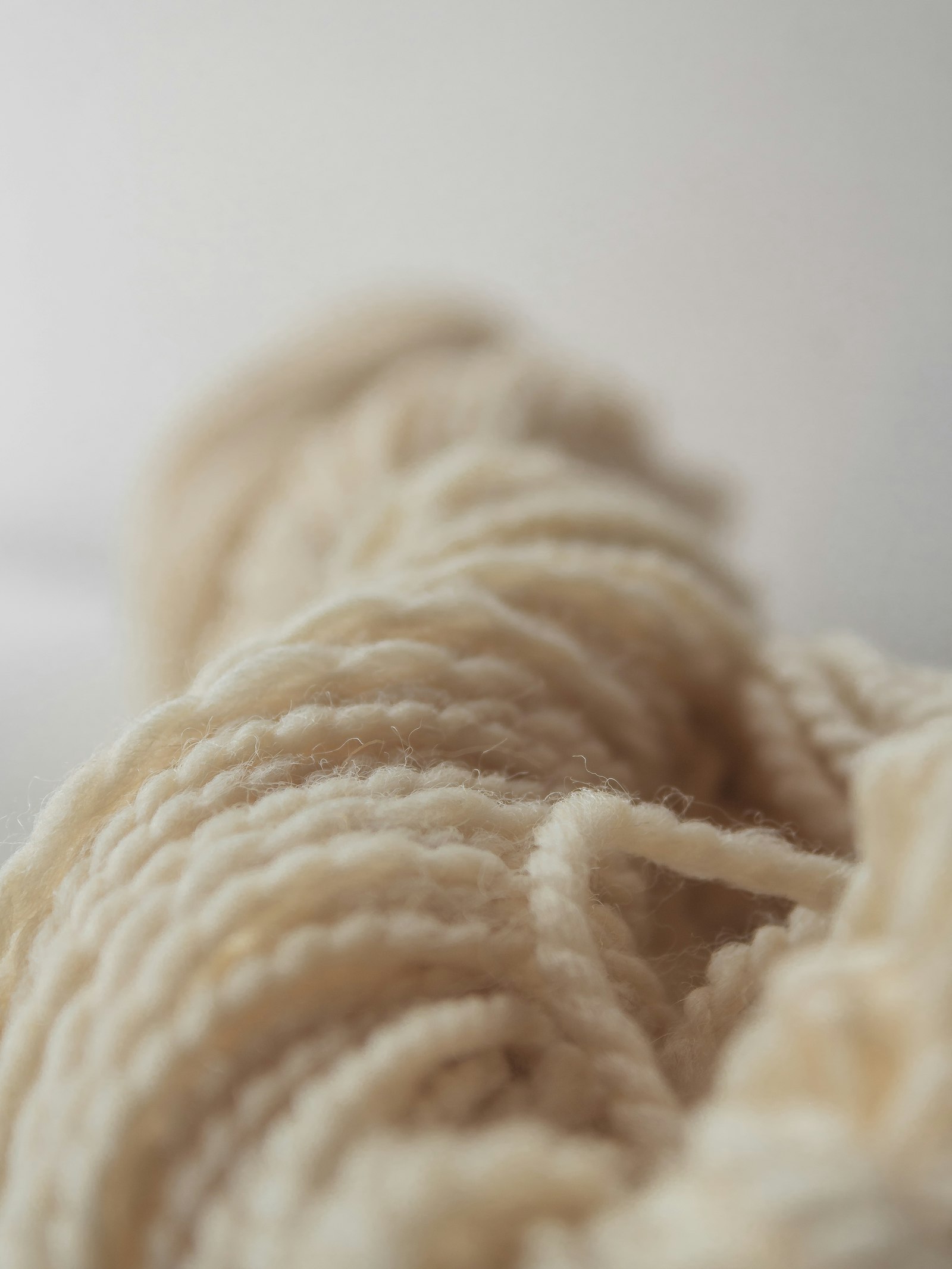 Madeja de lana española con detalle de fibra natural