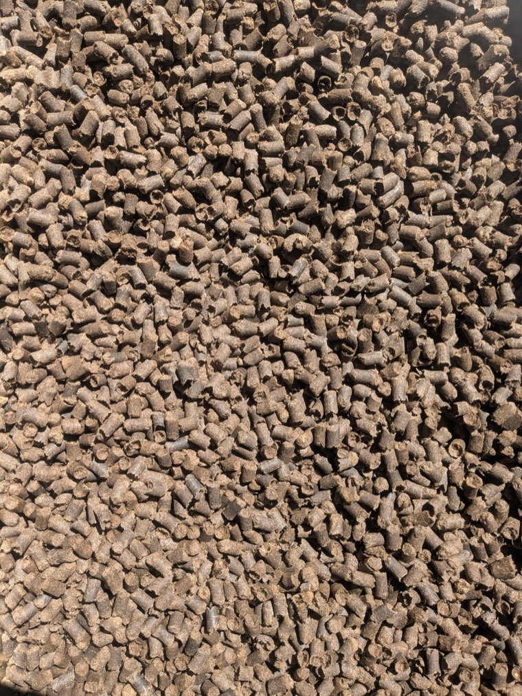 Pellets de abono fabricados con lana basta de oveja por Grazalema Regenerativa