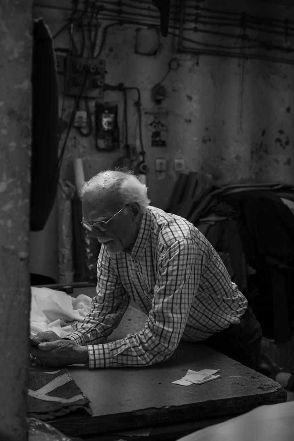 Artesano veterano trabajando en su taller tradicional, oficio que necesita continuidad