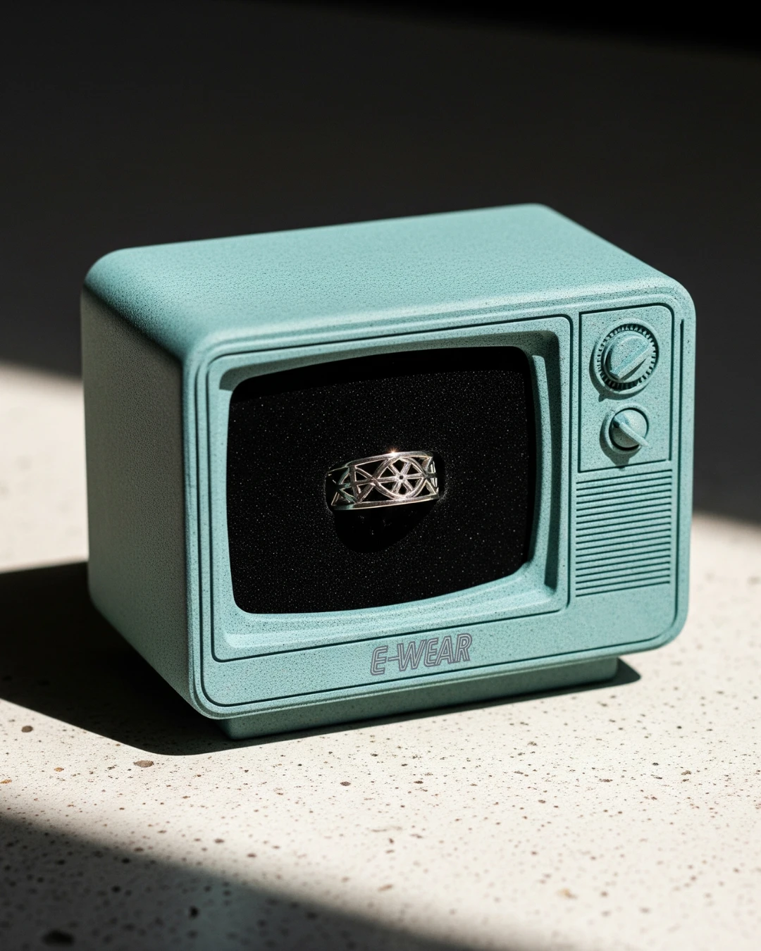 Packaging creativo con forma de TV retro para las joyas E-WEAR
