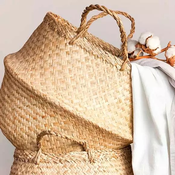 Artesano de cestería y mimbre en su taller