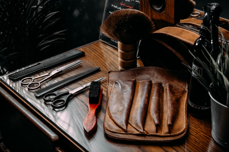 Artesano de cuero y marroquinería en su taller