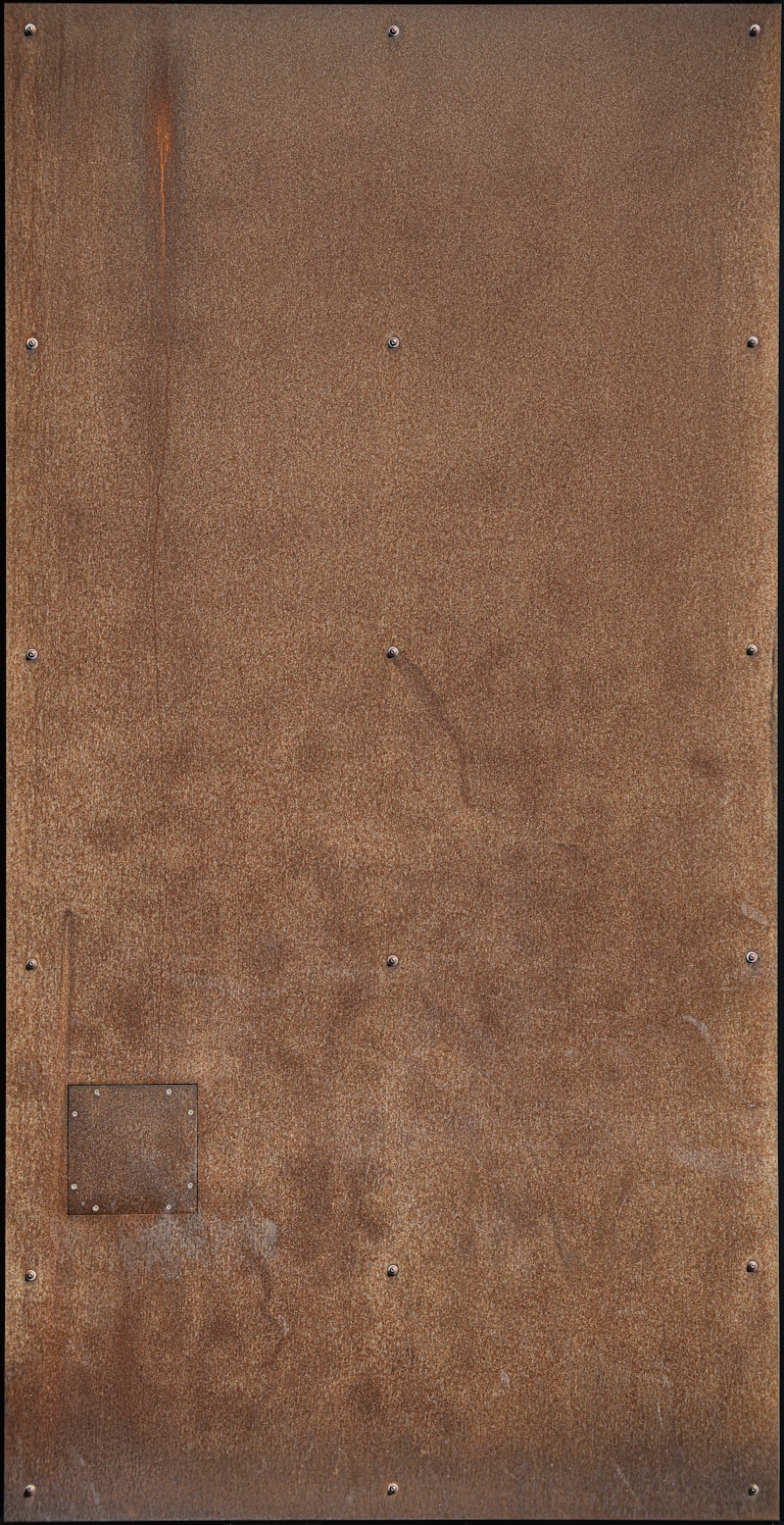 Artesano de encuadernación artesanal en su taller