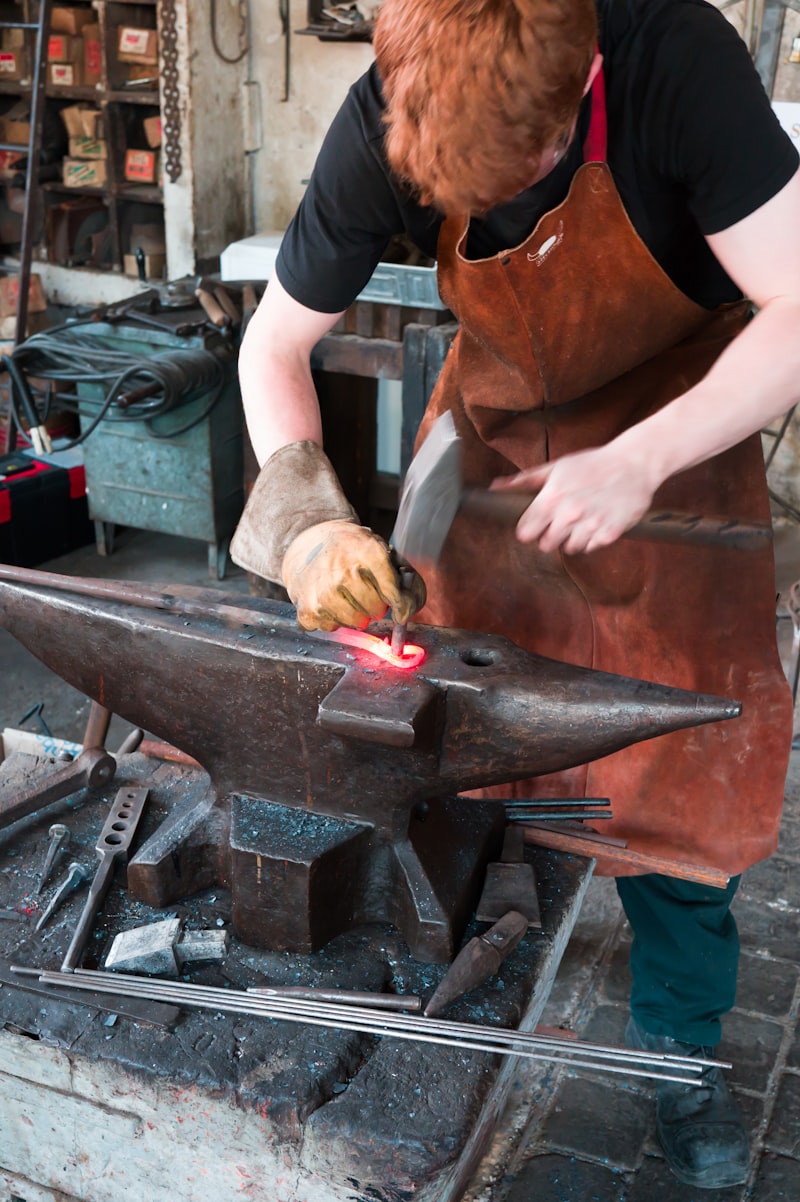 Artesano de forja y herrería artística en su taller
