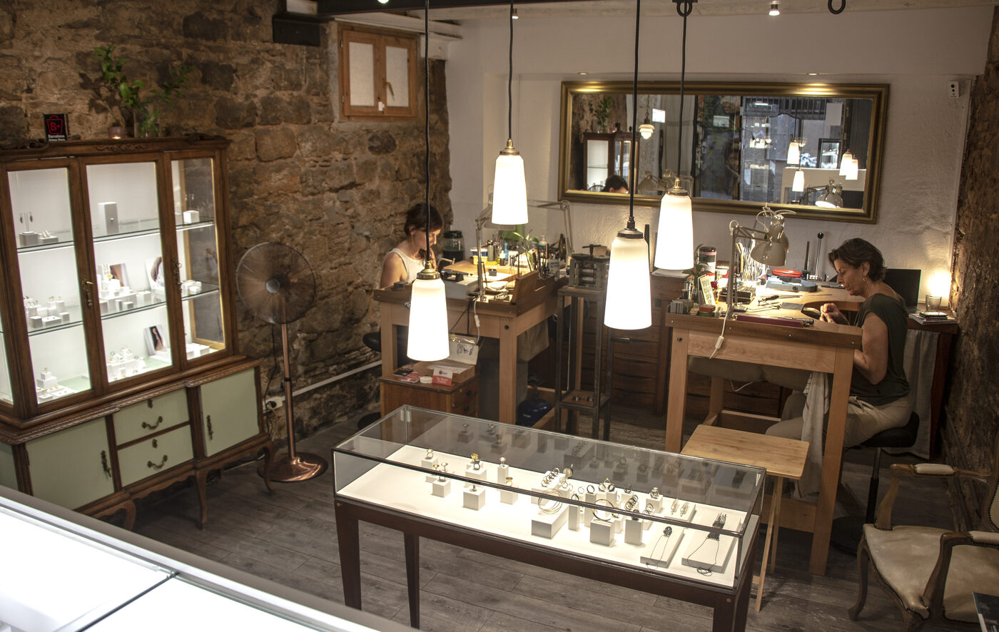 Espai Micra, taller-tienda de joyería artesanal en El Born (Barcelona): las joyeras Anne Waha y Adriana Díaz Higuera trabajando en sus bancos