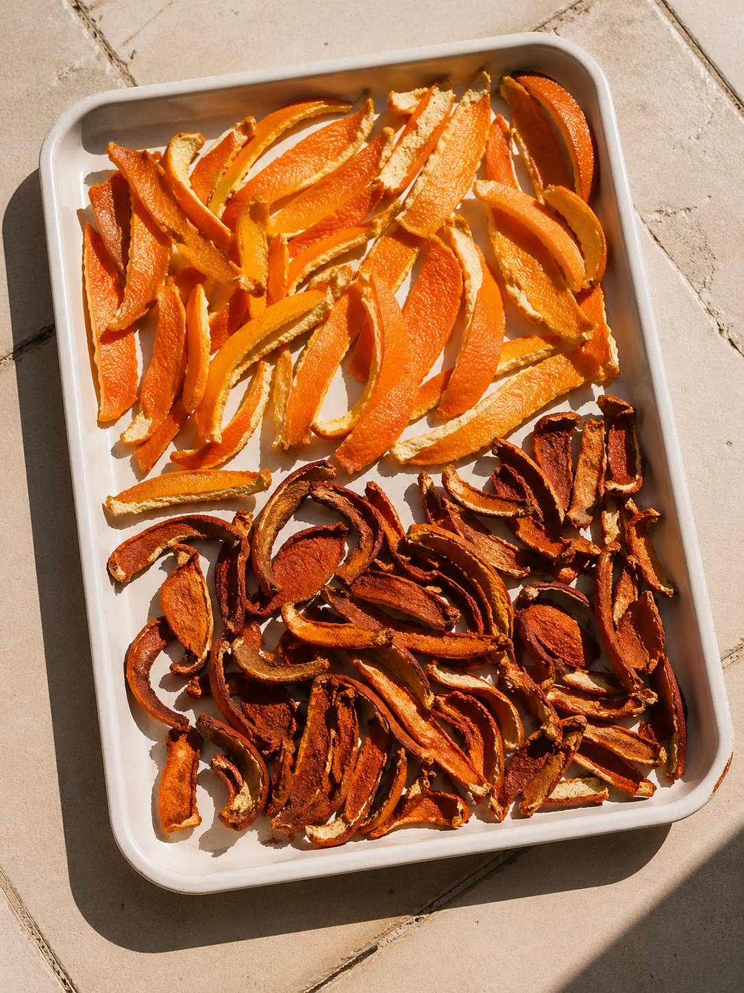 Cáscaras de naranja secándose al sol para preparar tinte natural
